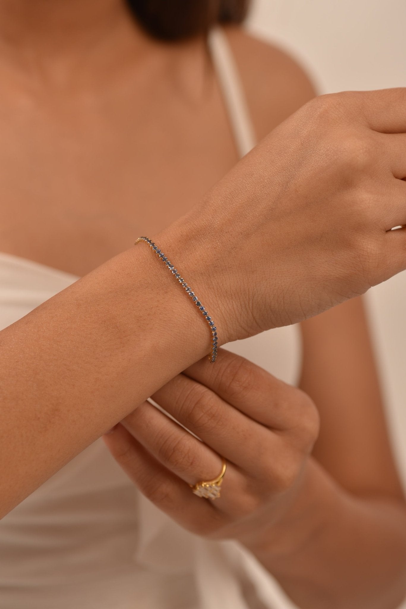 3.22 Carats Ombre Natural Blue Sapphire Tennis Bracelet in 14K/18K White Gold - Evara Jewelry LLC